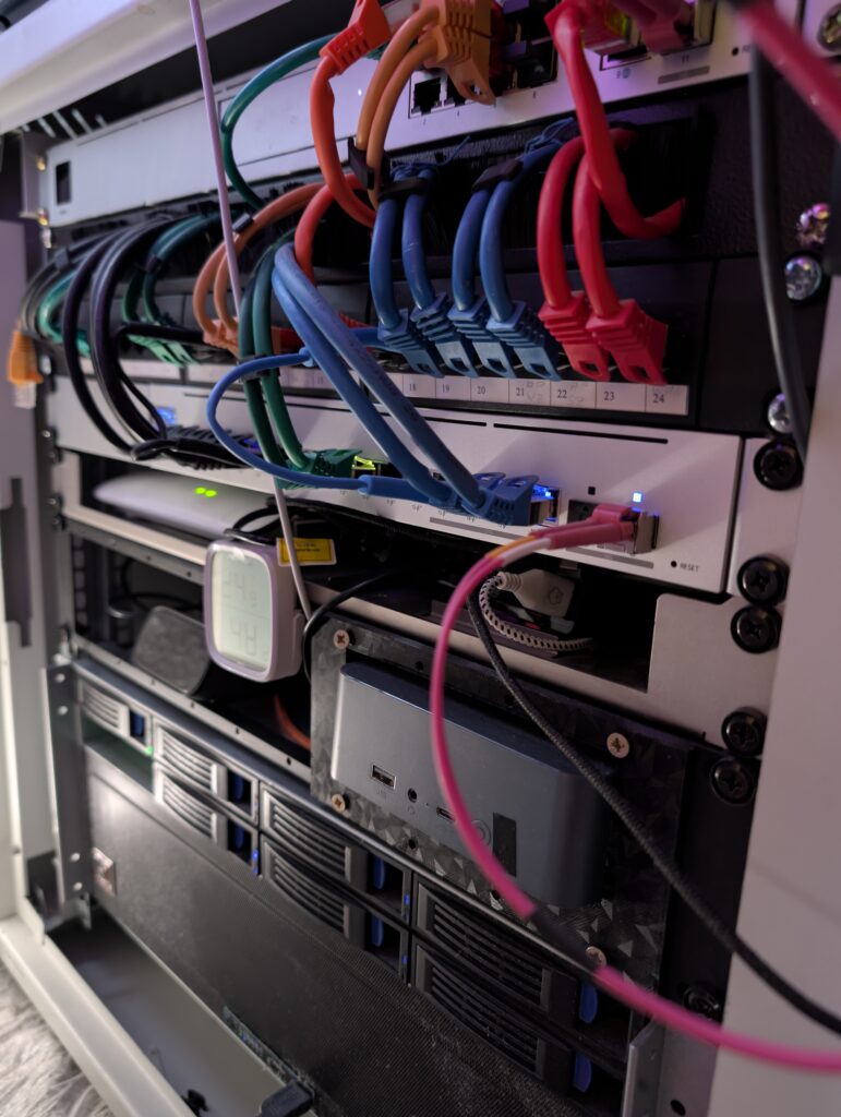 Offener Serverschrank mit installierten Servern und Netzwerkausrüstung